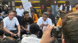 Massa Mahasiswa Demo Ditemui Stafsus Mensesneg di Patung Kuda – Alternatif 1