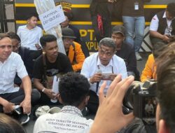 Massa Mahasiswa Demo Ditemui Stafsus Mensesneg di Patung Kuda – Alternatif 1