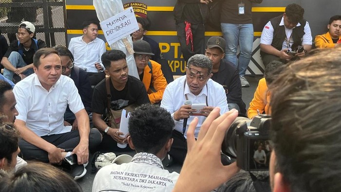 Massa Mahasiswa Demo Ditemui Stafsus Mensesneg di Patung Kuda - Alternatif 1