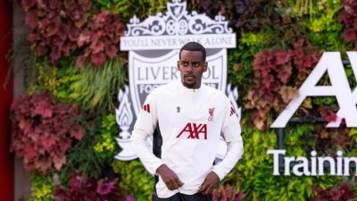 **Van Dijk Bersabar Menanti Isak di Liverpool**