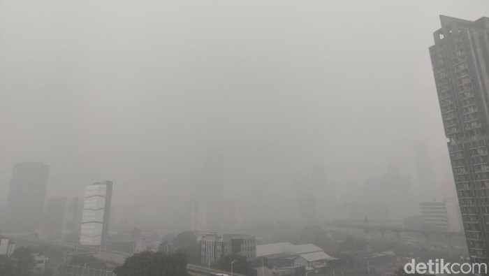 Hujan Angin Disertai Petir Selimuti Jakarta Siang Ini: Kondisi Cuaca yang Memicu Ketidaknyamanan Massal