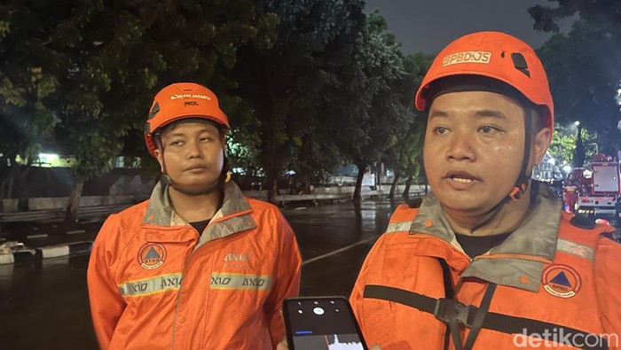 Banjir Jalan Ciledug Mencapai 80 Cm, BPBD Identifikasi Penyebab Hujan Deras dan Luapan Kali!