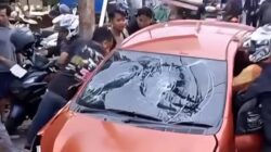 “Mobil Ugal-ugalan Seruduk 3 Motor, Bogor Berontak! Massa Amuk, Polisi Kewalahan”