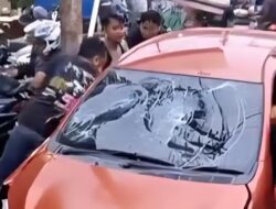 “Mobil Ugal-ugalan Seruduk 3 Motor, Bogor Berontak! Massa Amuk, Polisi Kewalahan”