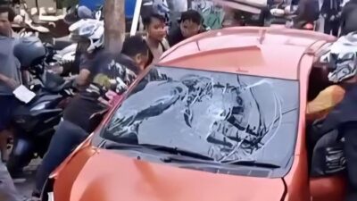 “Mobil Ugal-ugalan Seruduk 3 Motor, Bogor Berontak! Massa Amuk, Polisi Kewalahan”