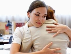“Job Hugging”: Tren Baru yang Gembar-gembor dalam Dunia Kerja Gen Z dan Milenial, Ini Fakta Mengejutkannya!