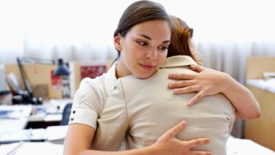 “Job Hugging”: Tren Baru yang Gembar-gembor dalam Dunia Kerja Gen Z dan Milenial, Ini Fakta Mengejutkannya!