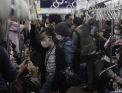 “Fenomena ‘Job Hugging’ Gen Z: Kerja Tak Bahagia, Tetapi Tidak Ingin Resign”