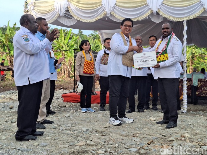 [Anda harus memberikan judul dengan format yang diminta]