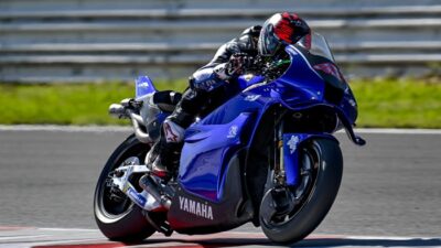 Yamaha MotoGP: Mesin V4 vs Inline, Mana yang Lebih Unggul?