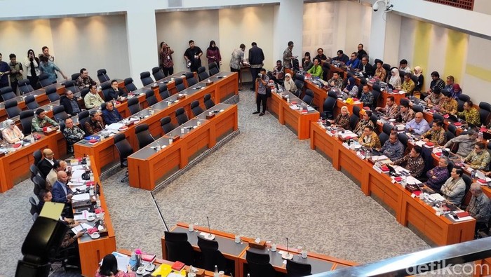 **Banggar DPR dan Menkeu Purbaya Gelar Rapat Kritikal untuk RAPBN 2026**
