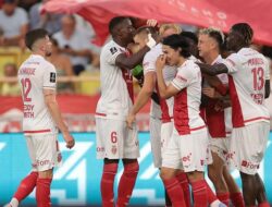 **Pemain Monaco Buka Baju Cuma Pakai Celana Dalam, AC Pesawatnya Mati! Kisah Tak Terduga di Liga Champions**