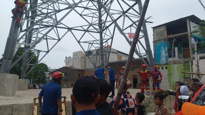 [Bertahan 46 Menit, Pria di Jakut Akhirnya Turun Sendiri dari Tower SUTET]
