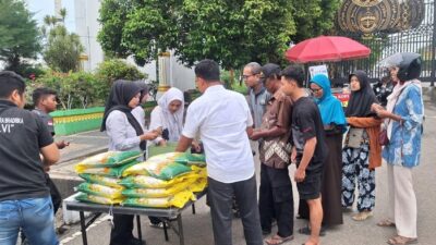 **2 Ton Beras Murah di Operasi Pasar Rohul, Warga Berkemah untuk Dapatkan Stok**