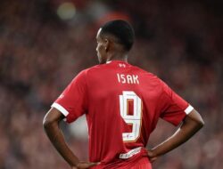 “Carragher Kagum dengan Sentuhan Isak Saat Debut di Liverpool: Bisa Jadi Pemain Andalan?”