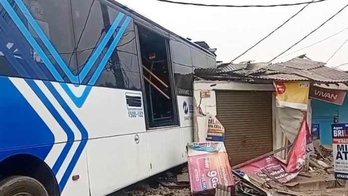 Kecelakaan Mengerikan TransJ di Cakung: 4 Ruko Rusak, Motor Terseret, dan Mobil Hancur