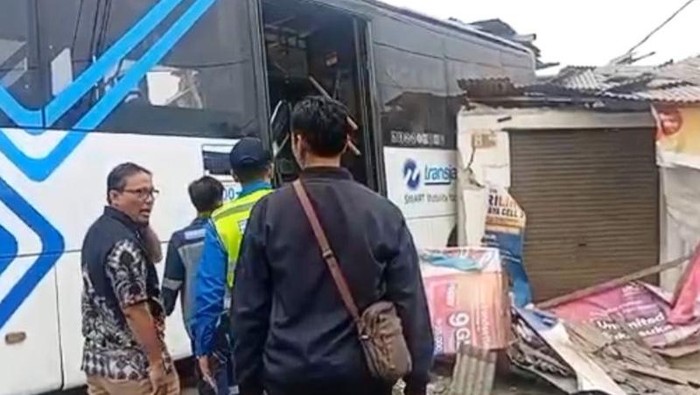 **Tragedi TransJ di Cakung: 6 Orang Terluka, 4 Ruko Diterjang, Kronologi Mengerikan**