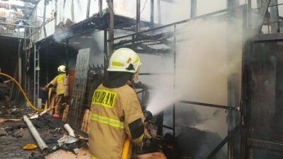 **Kebakaran Menerjang Bengkel Jok Mobil di Jaktim, Diduga Korsleting Listrik**