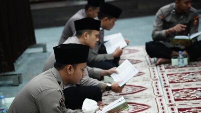 **Humas Polri Berikan Jaminan Kekuatan Diri dengan Khataman Al-Qur’an di Jumat Berkah**