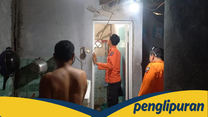 **Tembok Rumah di Bogor Ambruk Timpa Wanita Sedang Mandi, Korban Luka di Kepala**