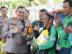 Jumat Peduli Bareng Ojol, Polres Jakut Beri Bantuan Sembako hingga Kesehatan – Alternatif 1