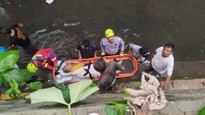 Damkar Bogor Evakuasi Pria Nyebur ke Sungai Ciparigi saat Beri Makan Ayam, Indra (53) Selamat Setelah Kejadian Mengerikan