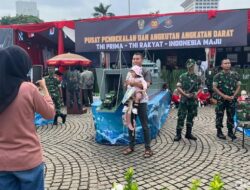 “Alutsista Jadi Magnet Perhatian di Monas, Warga Rela Antri Berfoto Jelang HUT TNI ke-80”