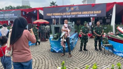 “Alutsista Jadi Magnet Perhatian di Monas, Warga Rela Antri Berfoto Jelang HUT TNI ke-80”