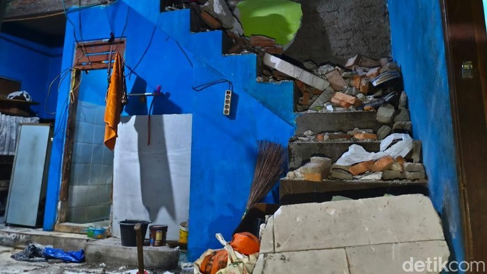 Haru Ibu Telungkup Lindungi Anak dari Runtuhan saat TJ Tabrak Rumah di Cakung - Update 1