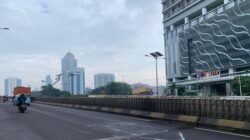 1. “Warga Sebut Lubang di Flyover Pancoran Sering Muncul Lagi Usai Diperbaiki: Masalah Tak Berakhir”