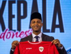 “Patrick Kluivert: Apakah Legenda Sepak Bola Ini Pernah Pikirkan Latih Timnas Indonesia?”