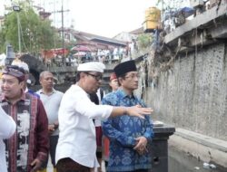 Menag Tinjau dan Salurkan Bantuan Rp 300 Juta untuk Korban Banjir di Bali