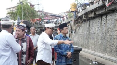 Menag Tinjau dan Salurkan Bantuan Rp 300 Juta untuk Korban Banjir di Bali