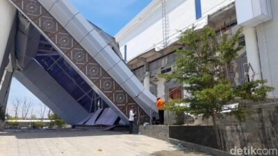Atap Teras Kantor Pemerintahan di Brebes Ambruk, Tragedi Mengejutkan Tertimpa Puing 3 Orang!