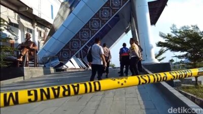 [Detik-detik Menakutkan: Atap Teras Kantor Pemerintahan di Brebes Ambruk, 3 Warga Terjebak di Bawah!