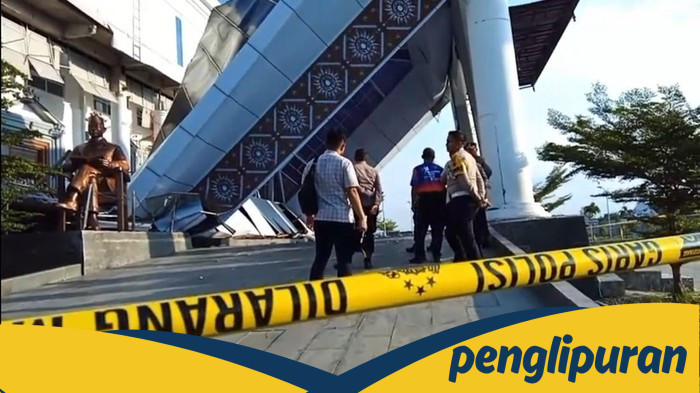 [Detik-detik Menakutkan: Atap Teras Kantor Pemerintahan di Brebes Ambruk, 3 Warga Terjebak di Bawah!
