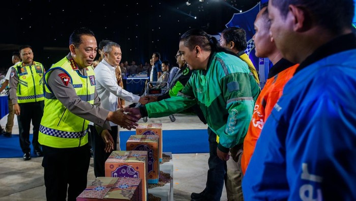 Kapolri Beri Bantuan Sembako ke Ojol di Hari Lalu Lintas Bhayangkara Ke-70 - Update 1