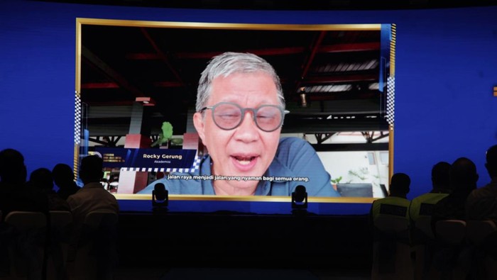 **Rocky Gerung: Jalan Raya Adalah Adab yang Patut Dipatuhi di Hari Lalu Lintas Bhayangkara Ke-70**
