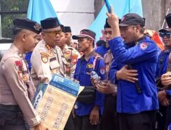 Aksi Polisi Bagikan Air dan Roti ke Massa Buruh