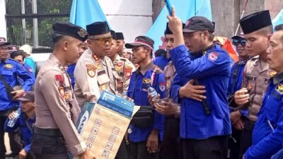 Aksi Polisi Bagikan Air dan Roti ke Massa Buruh