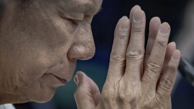**Duterte Terancam: Eks Presiden Filipina Didakwa Kejahatan Kemanusiaan**