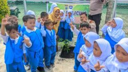 “Semangat Bocah SD-Paud Tanam Pohon Bareng Polisi di Meranti, Inspirasi Generasi Hijau!”