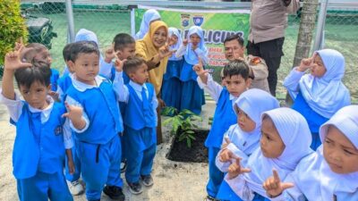 “Semangat Bocah SD-Paud Tanam Pohon Bareng Polisi di Meranti, Inspirasi Generasi Hijau!”