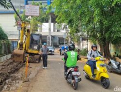 “Jalan Berlumpur dan Licin Dekat MRT Fatmawati, Warga Was-Was Karena Galian!”