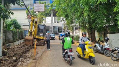 “Jalan Berlumpur dan Licin Dekat MRT Fatmawati, Warga Was-Was Karena Galian!”