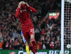 Hugo Ekitike Minta Maaf atas Buka Jersey di Laga Liverpool vs Southampton
