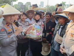 Polisi dan Petani Potong Tumpeng, Meriahkan Hari Tani di DPR
