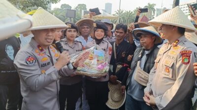 Polisi dan Petani Potong Tumpeng, Meriahkan Hari Tani di DPR