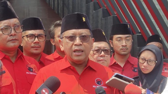 [Jokowi Minta Relawan Dukung Prabowo-Gibran 2 Periode, Hasto Bilang Begini]: Gerebek Politik, Apa yang Dilakukan Hasto?
