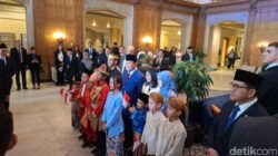“Prabowo Disambut Anak-anak hingga Diaspora Berbaju Adat di Ottawa Kanada: Solidaritas Nusantara di Luar Negeri!”